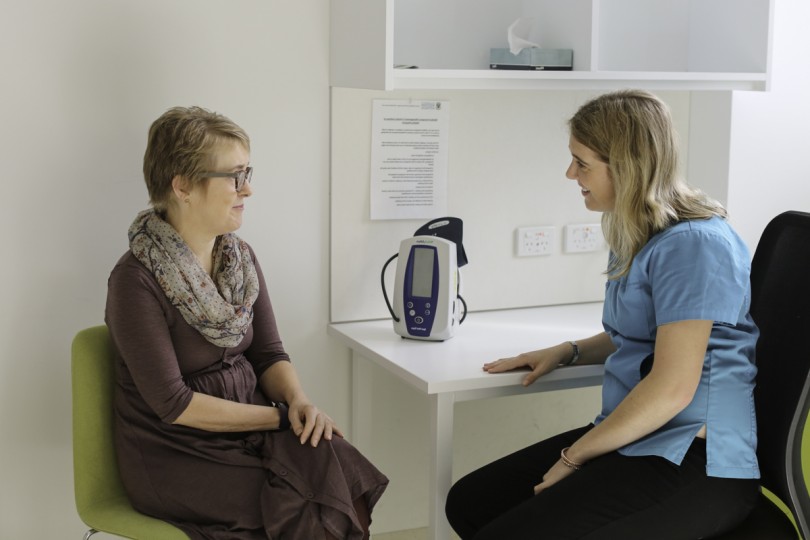 Female nurse consults with woman about lung health